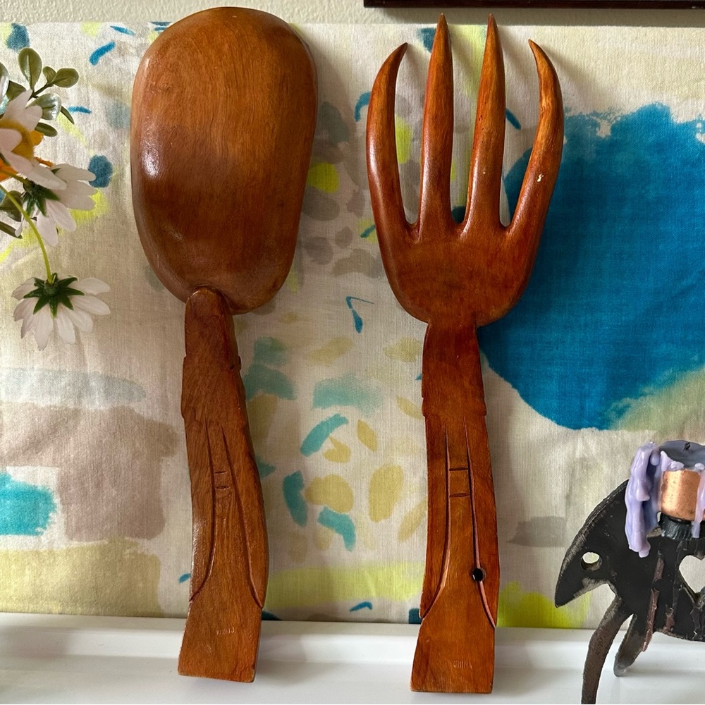 vintage oversized hand carved wooden decorative salad fork & spoon - Picture 4 of 4